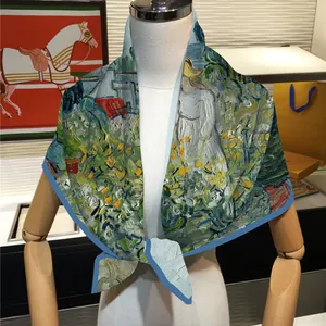 Foulard en soie 90cm style peinture à l'huile Van Gogh avec imprimé artistique sur mannequin