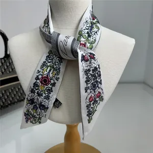 Foulard en soie à fleurs et rayures avec inscription Paris sur un mannequin chic