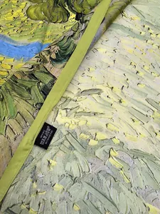 Detailansicht aus 100% Seide mit Van-Gogh-Ölgemälde und feiner grüner Saumverarbeitung