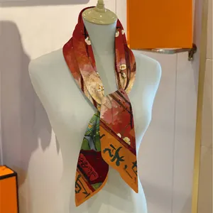 Foulard in seta da 90cm per donna con stampa floreale esposto su un manichino