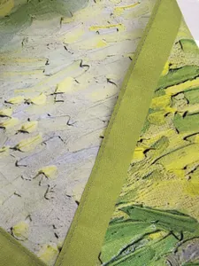 Nahaufnahme von Van Gogh Seidenschal mit Twill-Webung und feiner Rollsaum-Verarbeitung