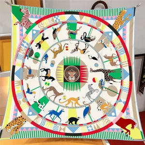 Carré en soie avec motif Carrousel du Tigre Royal et imprimés d'animaux sauvages