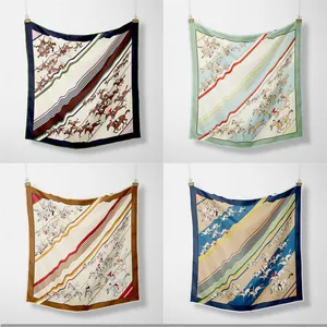 Carré en sergé de soie avec motifs équestres de course hippique en quatre coloris