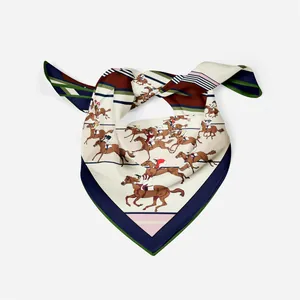 Détail du carré de soie avec motif équestre vintage de course de chevaux classique