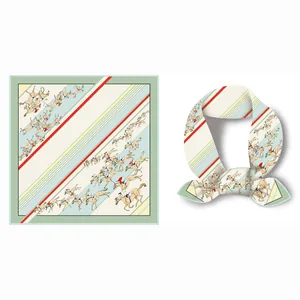 Détail d'un carré de soie de 53cm avec motifs équestres et rayures rouges contrastées
