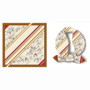 Détail d'un foulard carré en sergé de 53 cm avec imprimé de course hippique vintage
