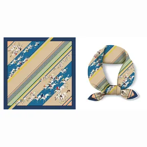 Carré de soie 55x55cm avec imprimé équestre de chevaux en bleu marine et beige