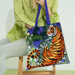 Primer plano de un gran bolso tote de lona con un estampado artístico de tigre y selva