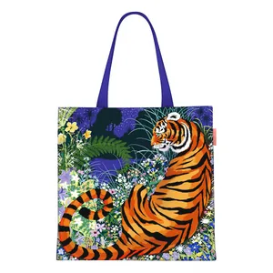 Detalle de un bolso tote de lona con estampado artístico de tigre de Bengala y selva