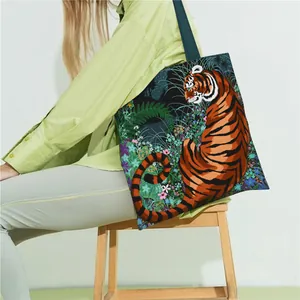 Bolso tote grande de lona negra con estampado artístico de tigre y plantas tropicales
