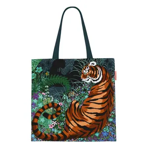 Primer plano de ilustración de tigre y selva en un bolso de lona resistente