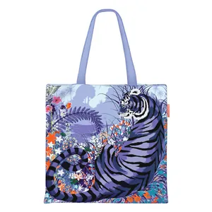 Detalle del bolso tote de lona con ilustración de tigre púrpura y estampado floral