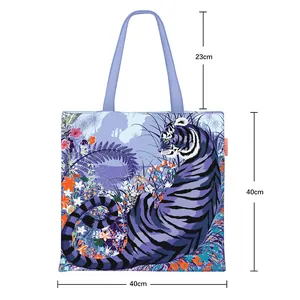 Bolso de lona con ilustración de tigre y flores tropicales con detalles de las medidas