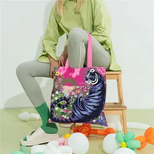 Bolso tote de lona con estampado artístico de tigre y asas rosas en entorno lifestyle