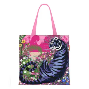 Detalle de la ilustración de tigre en un bolso tote grande de lona con asas rosas