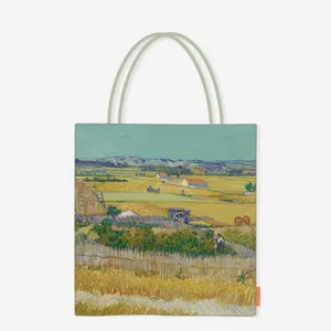 Détail du sac cabas en toile avec impression du tableau La Récolte de Van Gogh