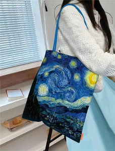 Détail de l'imprimé La Nuit Étoilée de Van Gogh sur un grand sac cabas en toile robuste