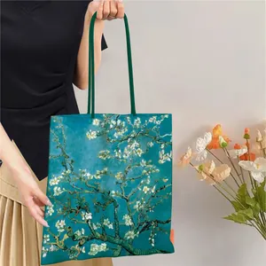 Détail de l'imprimé Amandier en fleurs de Van Gogh sur un grand sac cabas en toile