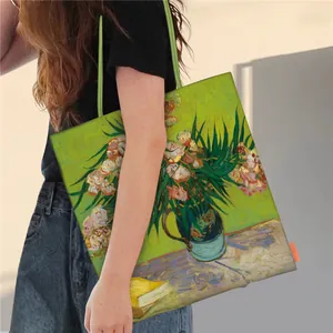 Détail de l'imprimé Oléandres de Van Gogh sur un grand sac cabas en toile verte