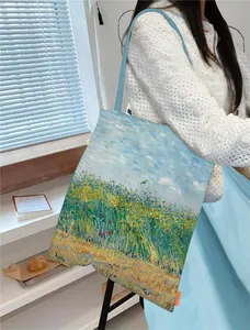 Sac fourre-tout en toile imprimé peinture Van Gogh porté par un mannequin en intérieur