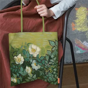 Vue détaillée du sac cabas en toile avec motif floral de roses sauvages style Van Gogh