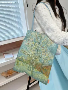 Sac fourre-tout en toile Van Gogh Amandier en fleurs porté par un mannequin en intérieur