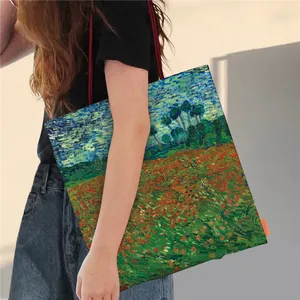 Détail d'un grand sac cabas en toile avec peinture à l'huile de Van Gogh porté par un mannequin