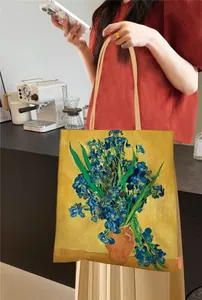 Détail du sac cabas en toile jaune avec le motif de peinture à l'huile Iris de Van Gogh