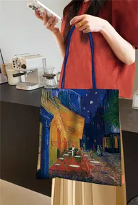 Détail de l'imprimé Café de Nuit de Van Gogh sur un sac cabas en toile avec anses