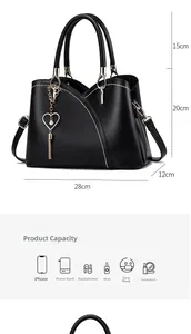 Dettaglio borsa in pelle con dimensioni 28x20x12cm e ciondolo a cuore dorato