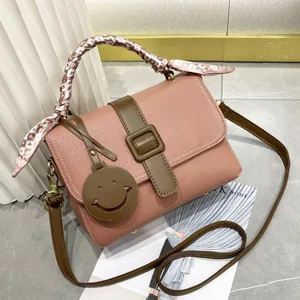 Sac à main rose grainé avec poignée foulard et bandoulière marron pour femme