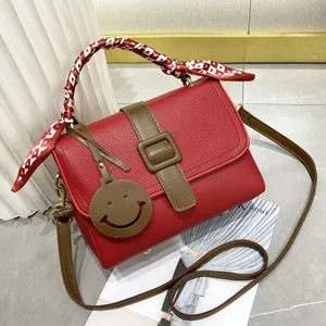 Sac à main élégant en cuir rouge avec poignée en foulard et bandoulière réglable