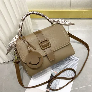 Sac à main kaki en cuir avec poignée en foulard de soie et charm smiley élégant