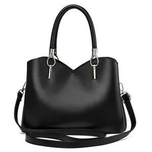 Borsa tote classica in pelle sintetica nera con finiture argento e tracolla regolabile