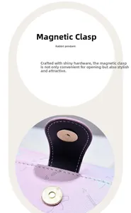 Détail d'un sac en cuir grainé violet clair avec fermoir magnétique doré et quincaillerie