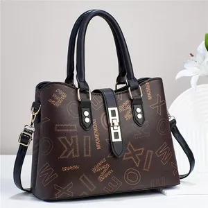Élégant sac cabas marron foncé à motifs avec poignées et bandoulière réglable