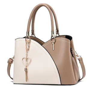 Grande borsa a mano bicolore beige e kaki con ciondolo a cuore dorato e nappa
