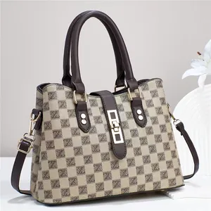 Détail d'un sac cabas beige avec jacquard à motif Z et bandoulière en cuir brun