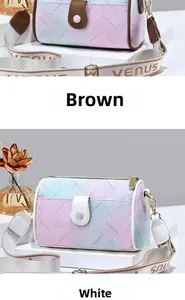 Détail de sacs cylindres dégradés en rose-violet et bleu-rose à motifs floraux