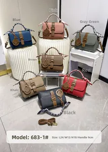 Détails de sept sacs à main en cuir texturé de diverses couleurs avec foulards en soie décoratifs