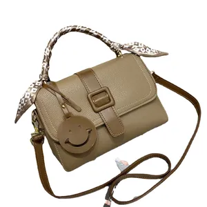 Sac à main en cuir grainé avec anse en foulard et pendentif smiley en beige foncé