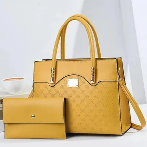 Gros plan sur le motif de rose gaufré sur le sac à main en similicuir jaune moutarde