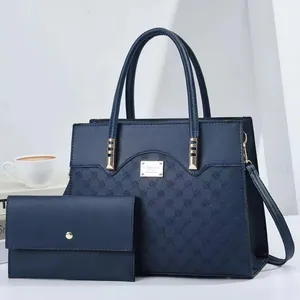 Détail d'un ensemble cabas bleu foncé avec gaufrage rose et finitions dorées élégantes