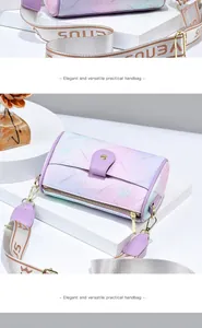 Gros plan sur le motif floral gaufré et le dégradé pastel du sac à main en cuir