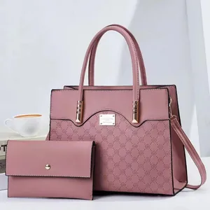 Détail d'un ensemble de sacs roses en cuir PU avec gaufrage floral et ferrures dorées