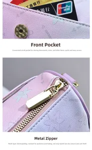 Détail du sac en cuir violet avec gaufrage d'abeilles et fermeture éclair dorée