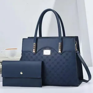 Ensemble sac cabas et portefeuille bleu marine à motif roses et détails dorés