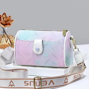 Sac Boston dégradé rose et bleu avec imprimé floral et large bandoulière tissée