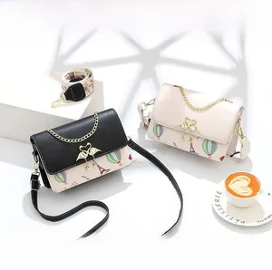 Détails des sacs à bandoulière imprimés avec boucle cygne et sangle brodée bohème