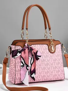 Tragetasche in Rosa und Braun mit Seidenschal und goldenen Kettengriffen
